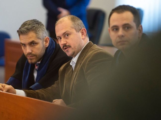 V kauze kontroverzných šekov vypovedal aj jeden z obdarovaných manželských párov