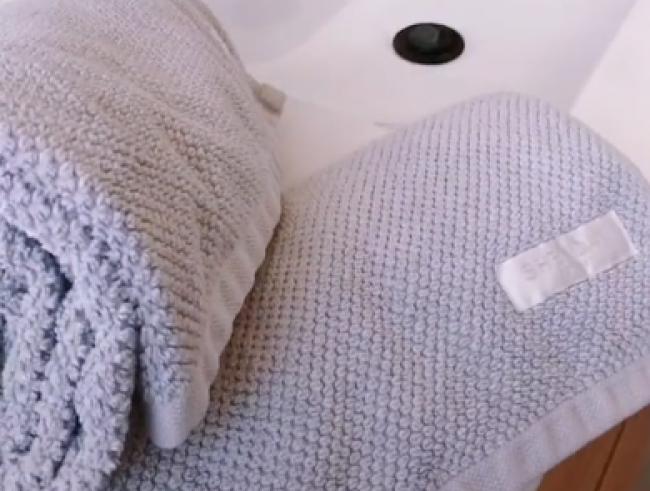 Video: Mama prezradila tajomstvo, ako zjemniť staré tvrdé uteráky 