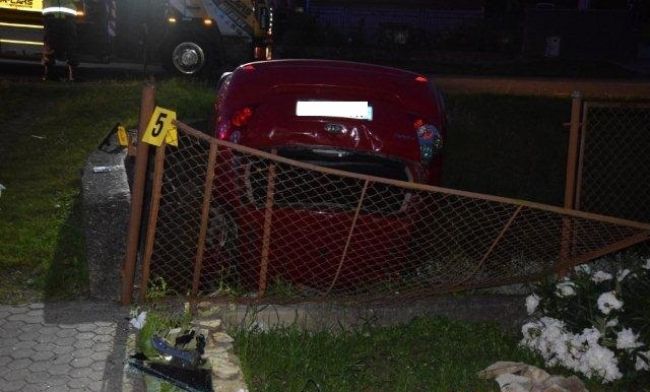 Tragická nehoda: Auto narazilo do betónového mostíka rodinného domu, vodič neprežil