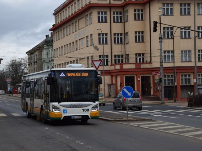 Foto: Autobus zrazil ľudí na zastávke, jedno dieťa zraneniam podľahlo