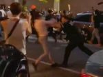 Newyorského policajta, ktorý sotil na zem ženu protestujúcu proti rasizmu, obvinia