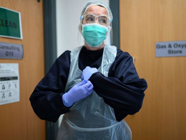 Počet obetí pandémie koronavírusu v Británii stúpol o 245