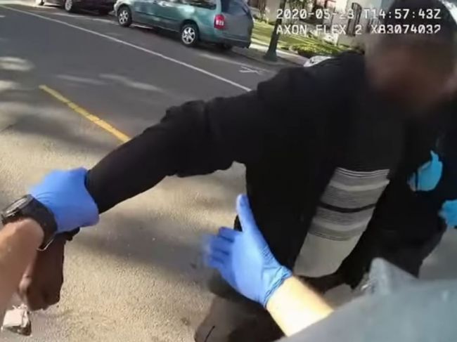 Video: Kalifornská polícia zatkla Afroameričana len preto, že tancoval na ulici