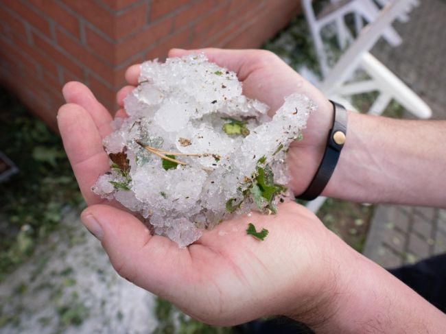 Foto: Na východe padajú až 4-centimetrové krúpy, hasiči zasahovali viackrát