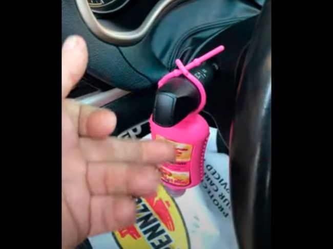 Video: Zákazníčka sa sťažovala, že jej nefunguje smerovka. Mechanik sa poriadne zabavil