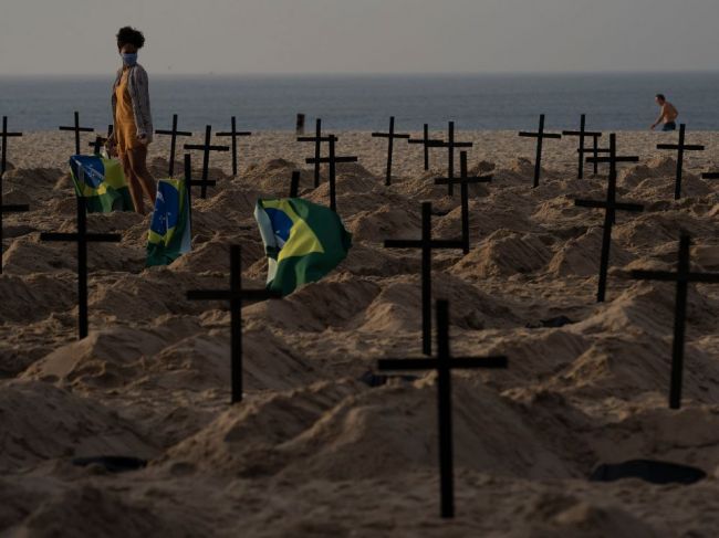 Na pláži Copacabana vykopali 100 hrobov, symbolizujú obete pandémie