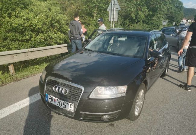 NAKA zadržala pod Soroškou dve osoby a zaistila takmer 1000 dávok marihuany