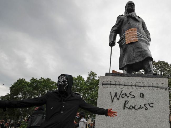 Úrady chránia sochy v Londýne pred ďalšími útokmi demonštrantov