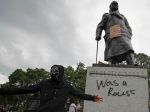 Úrady chránia sochy v Londýne pred ďalšími útokmi demonštrantov