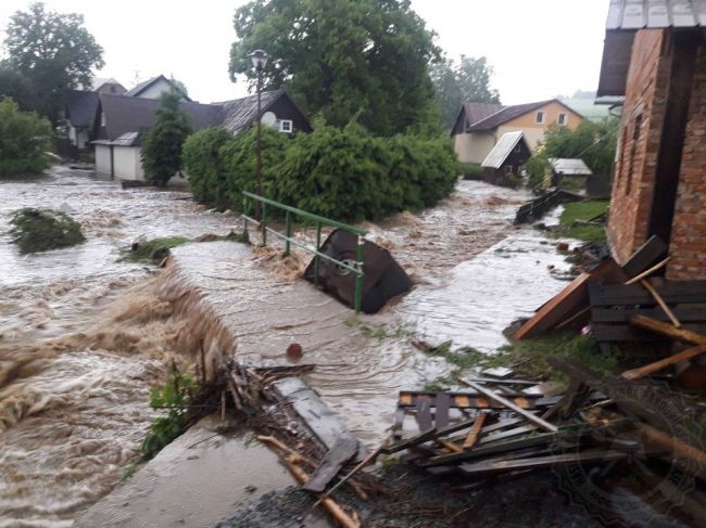 VIDEO: V Pardubickom kraji sa pretrhla hrádza rybníka, evakuovali domov dôchodcov