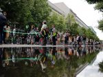Tisíce ľudí vytvorili v Berlíne ľudskú reťaz na protest proti rasizmu