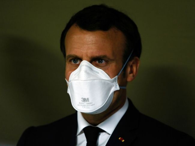 Macron odsúdil rasizmus, odmietol ale prepisovanie histórie