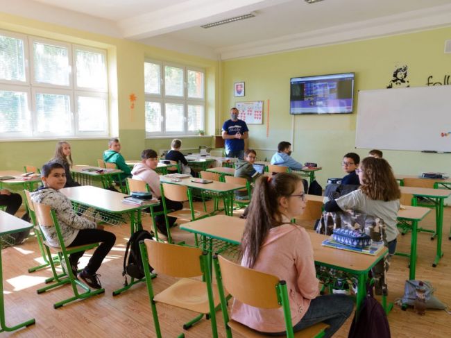 Niektoré opatrenia na základných a v materských školách sa zmierňujú