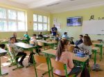 Niektoré opatrenia na základných a v materských školách sa zmierňujú