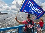 Obyvatelia Floridy oslávili Trumpove narodeniny veľkou plavbou