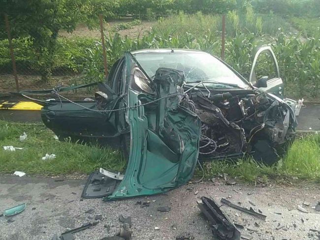 Hasiči zasahujú pri čelnej zrážke osobného auta a záchranky