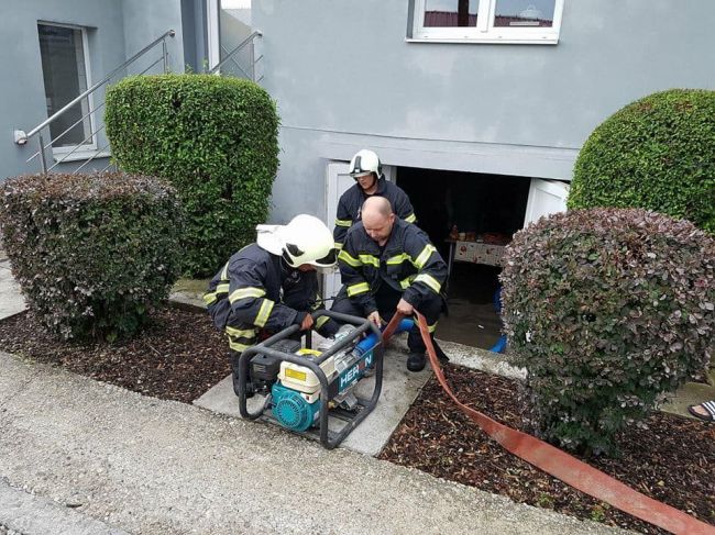 Hasiči v nedeľu zasahovali pre nepriaznivé počasie, väčšinou odčerpávali vodu