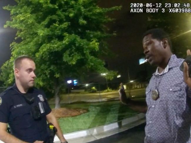 Video: Policajta, ktorý zastrelil Afroameričana v Atlante, môžu obviniť z vraždy