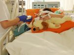 Stav piatich pacientov UNM sa po útoku vo Vrútkach zlepšuje