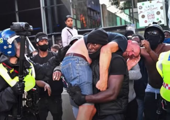 Video: Černoch zachránil pravicového extrémistu pred demonštrantmi