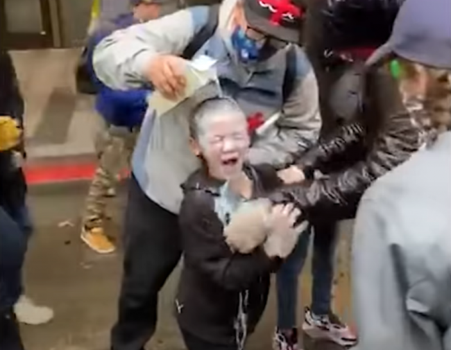 Video: Polícia zasiahla dieťa slzným sprejom