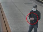 Video: Žena iba o vlások unikla útočníkovi s nožom. Polícia po oboch pátra