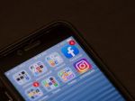 Facebook odstránil ďalších 900 účtov napojených na rasistické skupiny