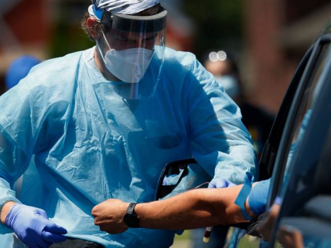 Počet úmrtí na koronavírus v USA klesol už siedmy deň po sebe pod 1000