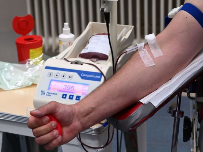 Nemeckí vedci: Krvná skupina človeka môže určiť závažnosť priebehu COVID-19