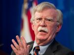 Bolton: Trump bol ochotný prehliadať stav ľudských práv v Číne výmenou za pomoc