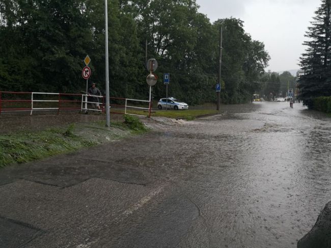 Prívalový dážď zasiahol Žilinský kraj, na viacerých miestach pomáhajú hasiči