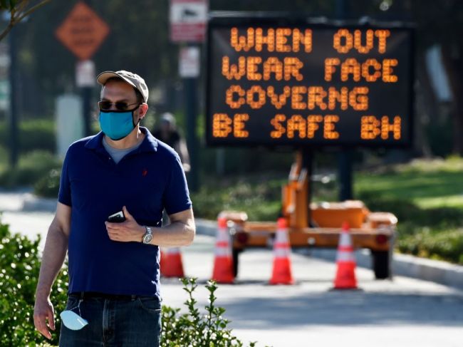 Podľa amerického experta pohyb už výrazne obmedziť netreba; Kalifornia nariadila rúška