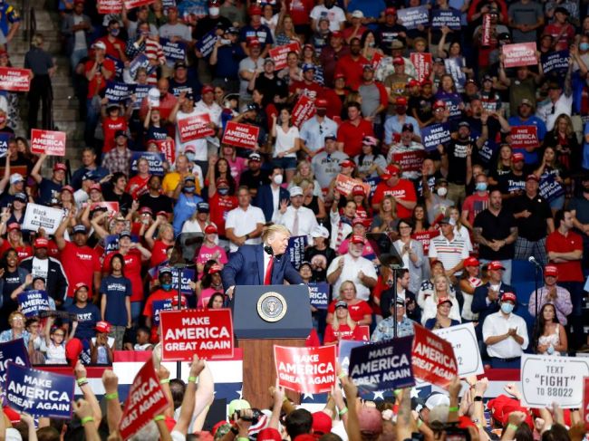 Šesť členov Trumpovho tímu, ktorý pripravoval zhromaždenie, má COVID-19