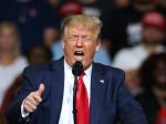 Trump si na mítingu uťahoval z pandémie a Bidena, kritizoval Nemecko
