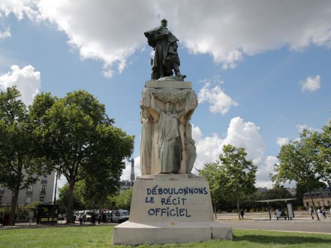 Protestujúci v Paríži obliali farbou sochy z čias kolonializnu