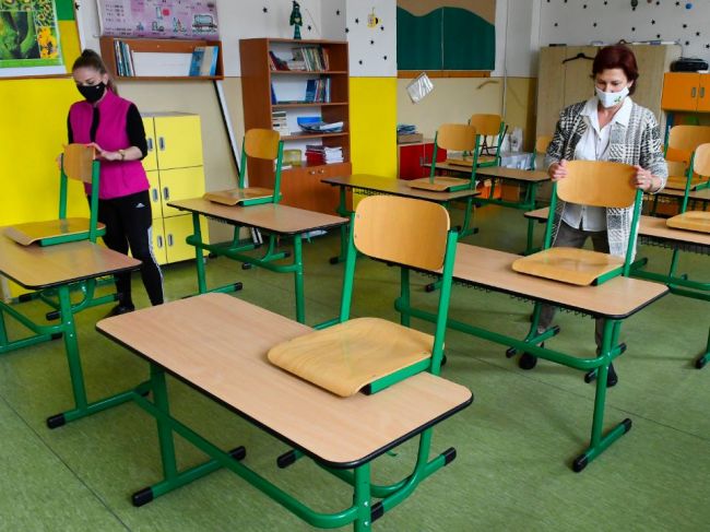 V dvoch mestách zatvorili školy pre nákazu novým koronavírusom