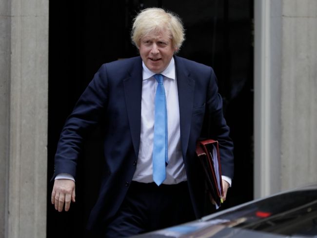 Johnson: V Anglicku začne platiť len vyše metrový fyzický odstup