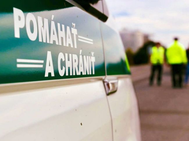 Na R1 sa zrazil kamión s osobným autom, cesta je neprejazdná