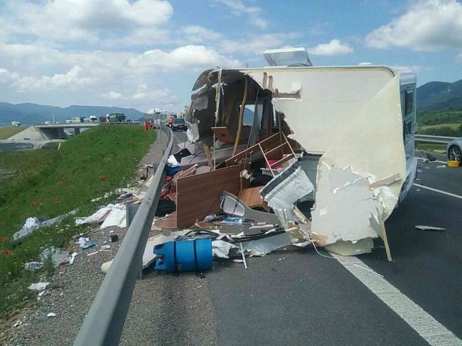 Hasiči zasahujú pri smrteľnej nehode dodávky s prívesom