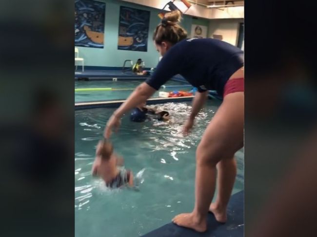 Video: Bábätko hodili do vody, kde bojovalo o život. Zábery vyvolali zdesenie internetu