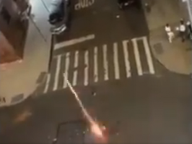 Video: Dievča sa chcelo pozrieť na ohňostroj, raketa vletela dnu a zasiahla 3-ročné dieťa