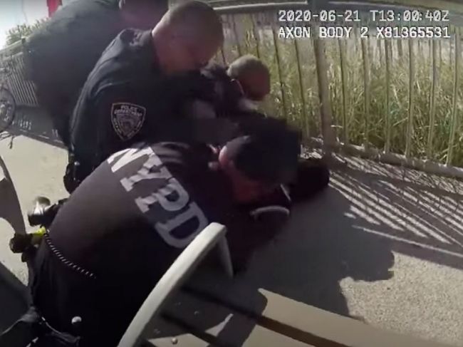 Policajta v New Yorku obžalovali z použitia nelegálneho škrtiaceho chvatu