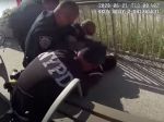 Policajta v New Yorku obžalovali z použitia nelegálneho škrtiaceho chvatu