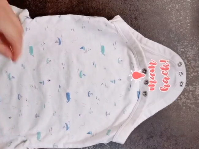 Video: Mama objavila perfektný trik, ako skladať dojčenské oblečenie