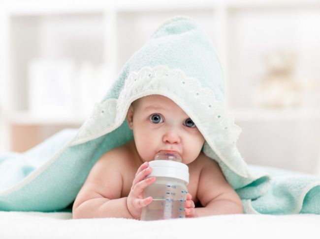 Bábätká by nikdy nemali piť vodu – ani počas letných horúčav!