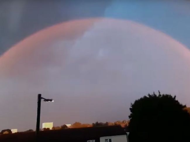Video: Oblohu rozžiaril červený oblúk. Podľa mnohých ide o jedinečný úkaz