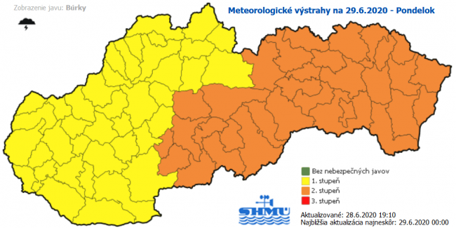 SHMÚ varuje pred búrkami na celom Slovensku
