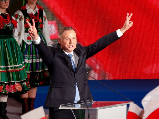 Do druhého kola prezidentských volieb v Poľsku postupujú Duda a Trzaskowski