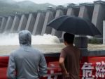 Pri prudkých dažďoch v Číne zahynulo najmenej 12 ľudí; tisícky evakuovali