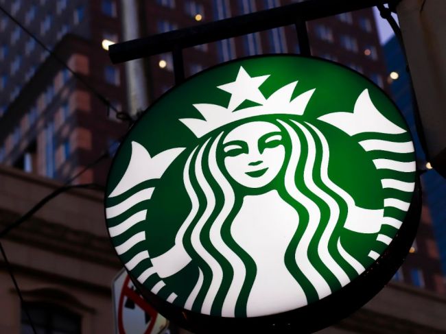 Facebook čelí bojkotu reklamy, najnovšie sa k nemu pridal Starbucks